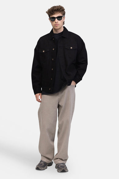 Wijde off-white denim jeans van REDEFINED REBEL, met losse pasvorm en grijze sneakers.
