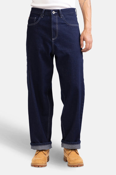 Donkerblauwe wijde jeans van denim van REDEFINED REBEL, met witte stiksels en opgerolde pijpen.
