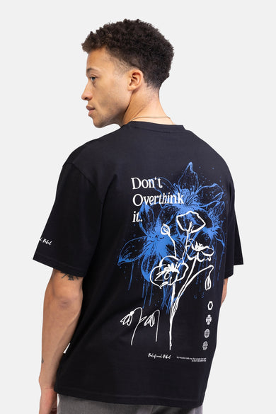Zwart T-shirt met korte mouwen van REDEFINED REBEL, met bloemmotief en tekstprint op de achterkant.