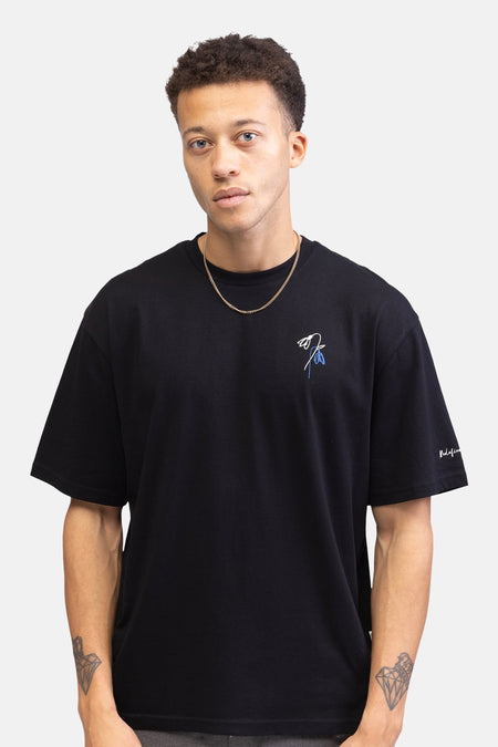 Zwart T-shirt met korte mouwen van REDEFINED REBEL, met een bloemenmotief op de borst en een handtekening op de mouw.