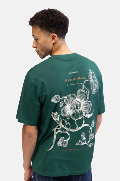 T-shirt vert avec manches courtes de REDEFINED REBEL, imprimé de fleurs sur le dos.