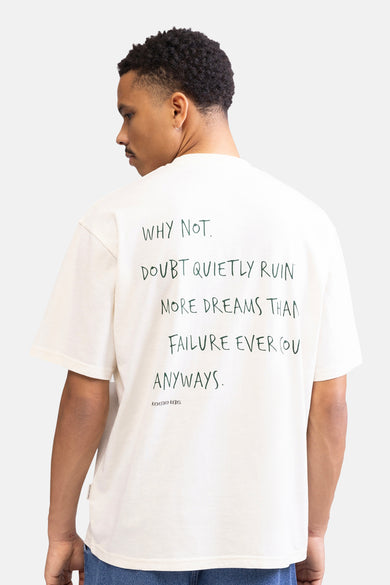 T-shirt écru à manches courtes de REDEFINED REBEL, avec une impression de texte vert foncé sur le dos.