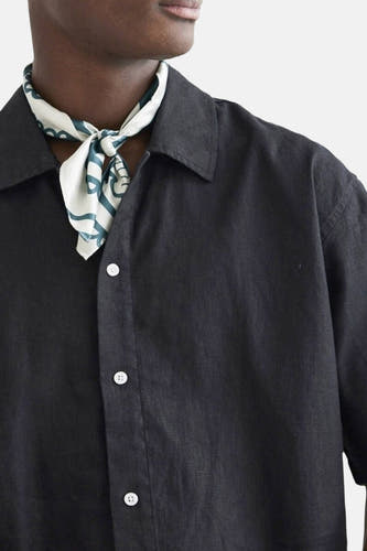 Zwart hemd met korte mouwen van WOODBIRD, met witte knopen en een losgeknoopt bandana.
