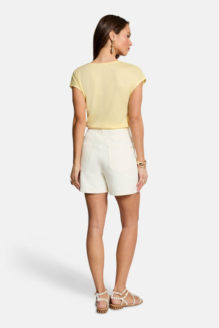 Geel T-shirt van Morgan De Toi met korte mouwen, van achteren gezien, gecombineerd met een witte short.