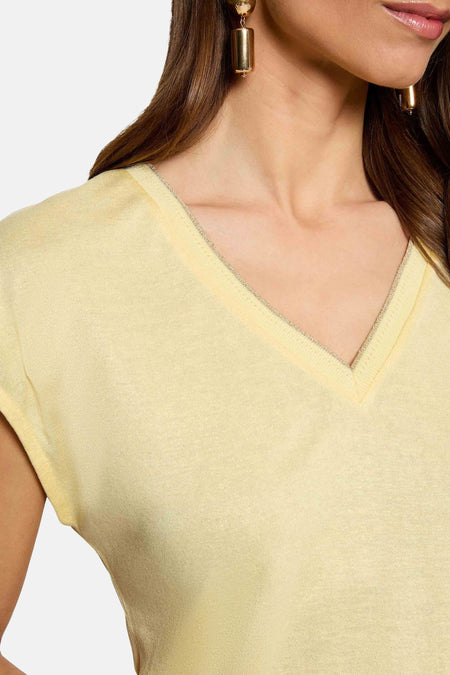 Geel T-shirt met V-hals van Morgan De Toi, met glinsterende bies en korte mouwen.