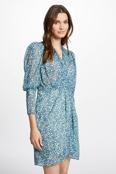 Korte blauwe jurk van Morgan De Toi, met lange mouwen, all-over bloemmotief en geplooide details.
