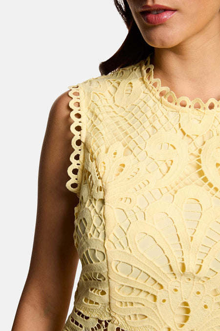 Robe sans manches jaune de Morgan De Toi avec un motif en dentelle festonnée à l'encolure et aux emmanchures, porté par un mannequin.
