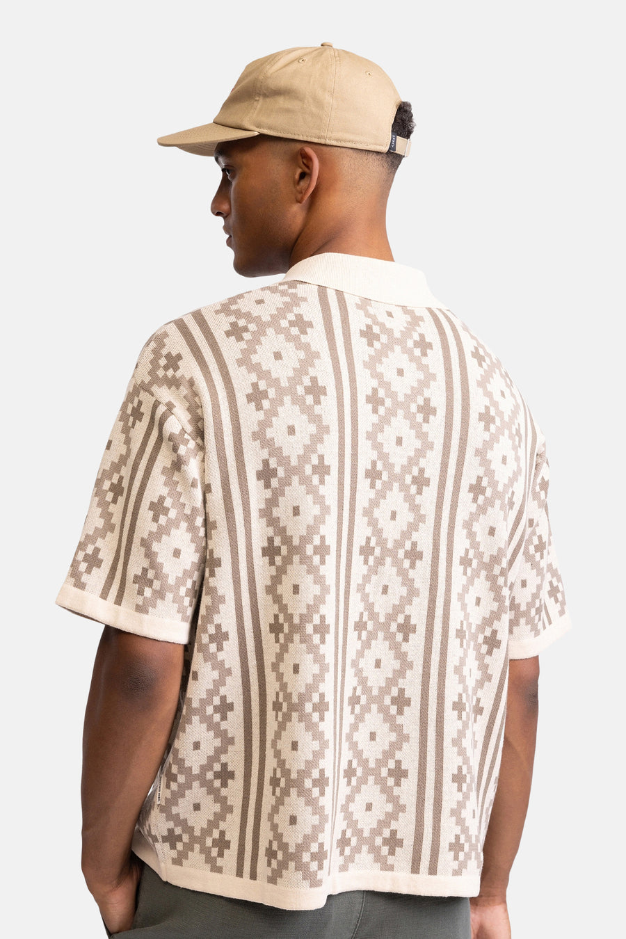Ecru pull van REDEFINED REBEL met bruin-ecru geometrisch patroon, korte mouwen en polo kraag, rugzicht.