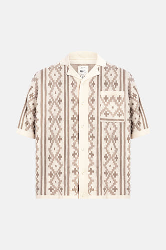 Pull écru de REDEFINED REBEL à manches courtes, col polo et motif géométrique marron.