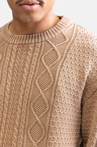 Gilet beige avec col rond de REDEFINED REBEL, à motif côtelé et une chaîne d'or autour du cou.