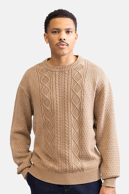 Beige trui met ronde hals van REDEFINED REBEL, met kabelpatroon op de voorkant en geribde details.
