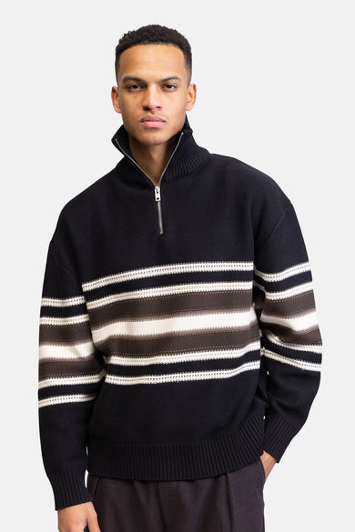Zwarte trui van REDEFINED REBEL met ritssluiting en horizontale strepen in bruin en beige.