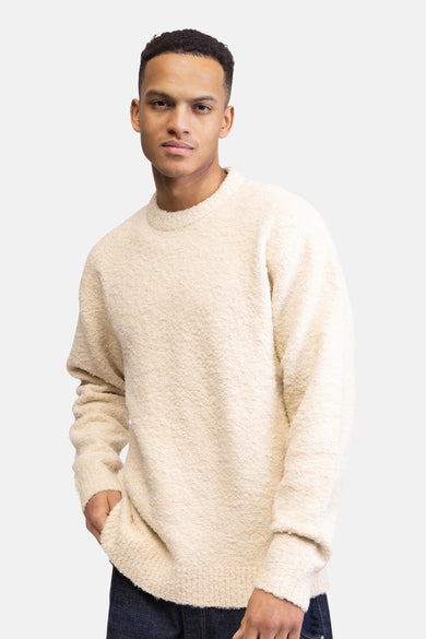 T-shirt écru avec col rond de REDEFINED REBEL, en texture bouclé et porté avec des jeans foncés.