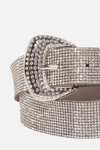 Zilveren riem van Morgan De Toi, volledig bedekt met fonkelende strass steentjes.
