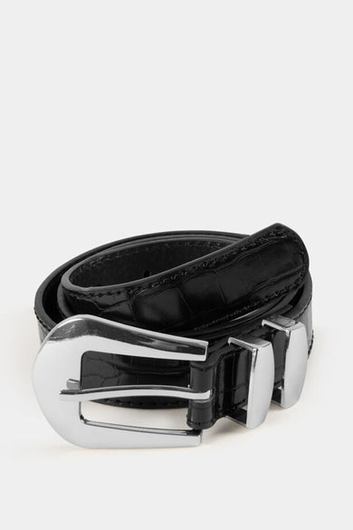 Zwarte riem van Morgan De Toi met een zilverkleurige gesp en crocoprint textuur.