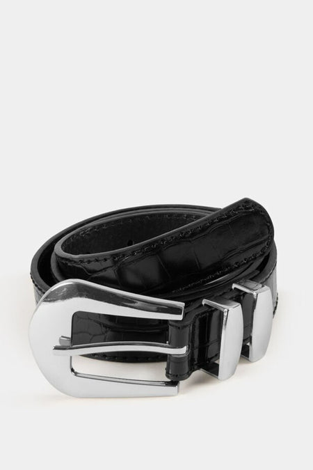 Zwarte riem van Morgan De Toi met een zilverkleurige gesp en crocoprint textuur.