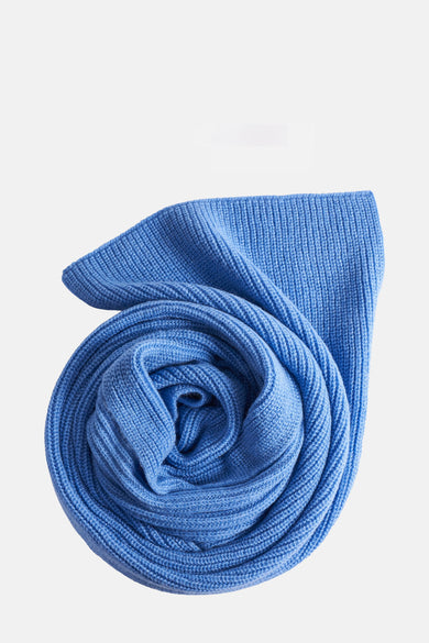 Écharpe bleue de Morgan De Toi, présentée roulée avec une structure côtelée et une douce texture.
