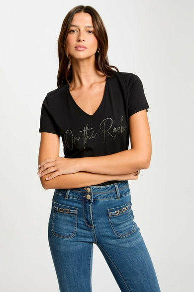 Zwart T-shirt met korte mouwen van Morgan De Toi, met de tekst "On the Rocks" in strasssteentjes.