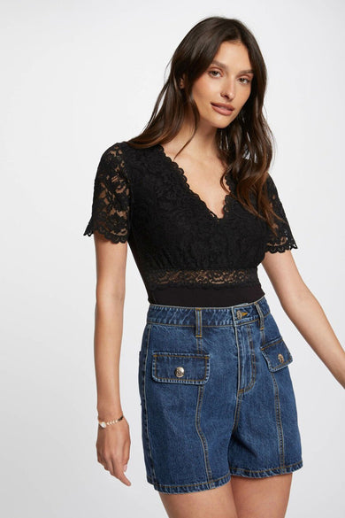Zwarte body van Morgan De Toi, met kanten details en gecombineerd met denim shorts met zakken.