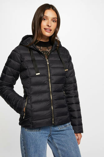Manteau court noir de Morgan De Toi avec capuchon, longs manches et fermetures à glissière dorées, associé à un jean.