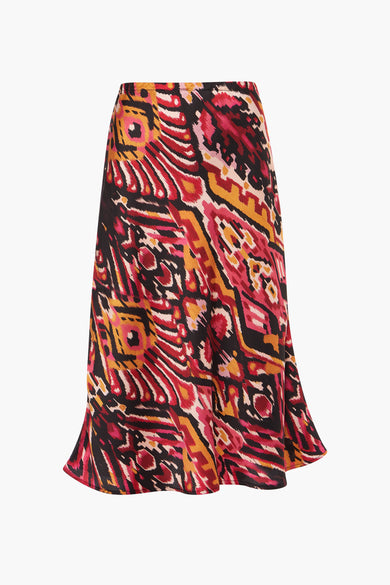 Lange oranje rok van Morgan De Toi, met een opvallend ikat-patroon in rood, roze, geel en zwart.

