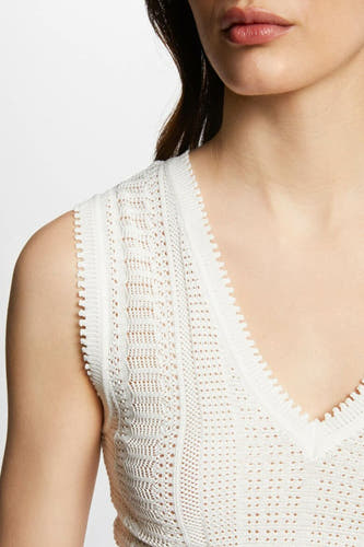 Haut blanc sans manches de Morgan De Toi, avec motif en maille ajourée et col en V.