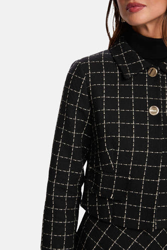 Manteau court noir de Morgan De Toi avec motif à carreaux doré et boutons dorés.
