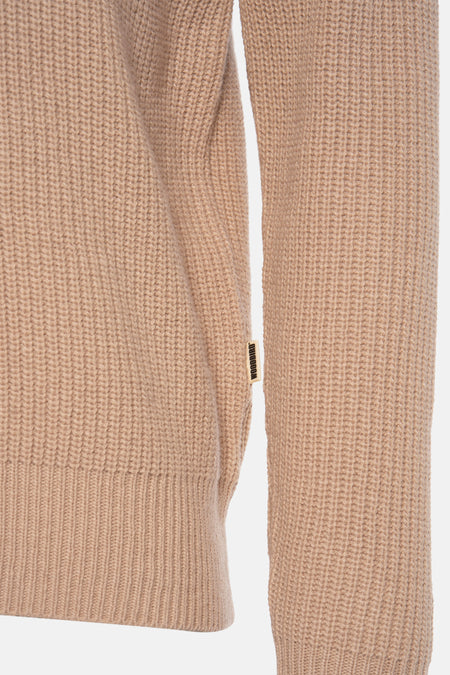 Gilet rond encolle beige de WOODBIRD avec une texture côtelée et un détail d'étiquette.
