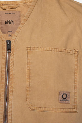 Manteau sans manches beige de REDEFINED REBEL, avec fermeture éclair et poche avec détail de logo.