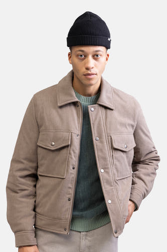 Beige, korte jas van REDEFINED REBEL, met zichtbare zakken en een zwarte muts.
