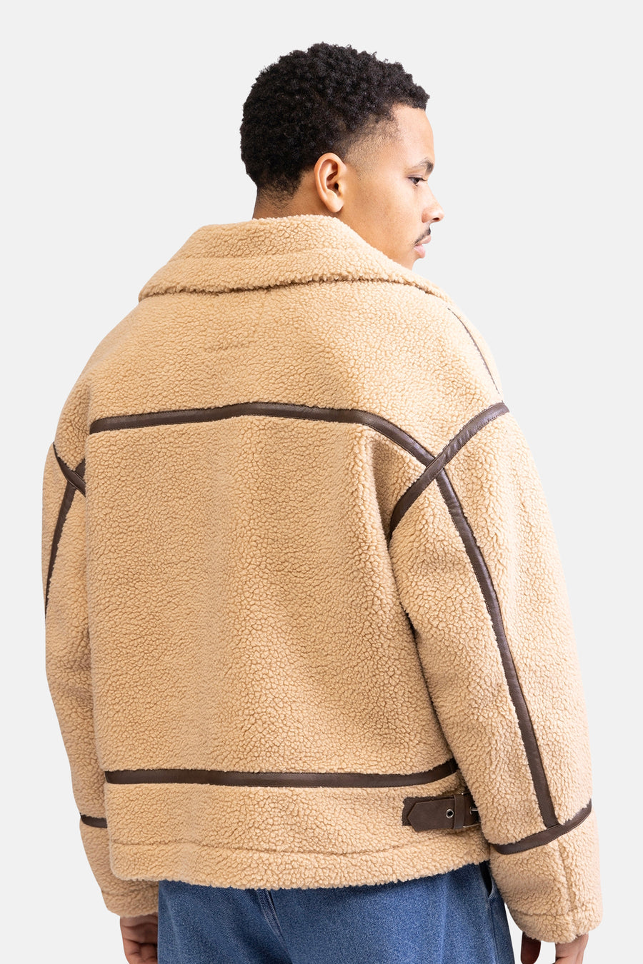 Beige korte jas van REDEFINED REBEL, met bruine accenten en een knoopdetail, achterkant.
