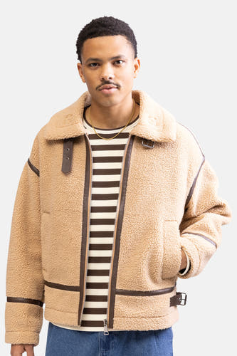 Beige, korte jas van REDEFINED REBEL, met bruine accenten en een gestreepte top eronder.
