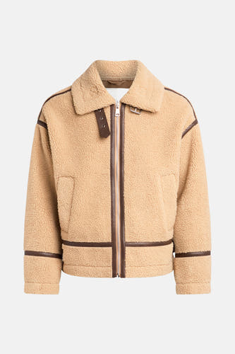 Beige korte jas van REDEFINED REBEL, met een teddy textuur en donkerbruine leren afwerking rondom.
