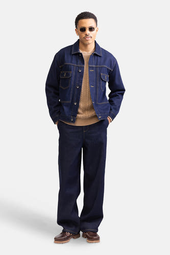 Donkerblauwe denim jeansjas van REDEFINED REBEL, met een bruine trui en donkerblauwe jeans.
