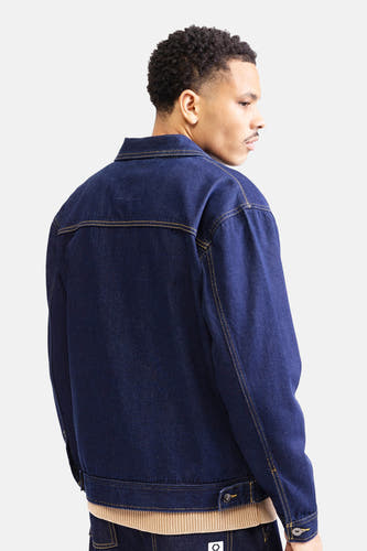 Donkerblauwe jeansjas van REDEFINED REBEL, gezien van achteren, met gele stiksels en een donkerblauwe denim broek.
