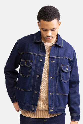 Donkerblauwe jeansjas van REDEFINED REBEL, met contrasterende gele stiksels en zakken met knoopsluiting.