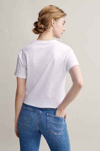 T-shirt blanc d'OPUS, à manches courtes et avec un col relevé, vu de dos.