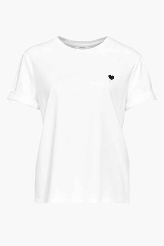 Wit T-shirt van OPUS met korte mouwen en een kleine zwarte hartapplicatie.