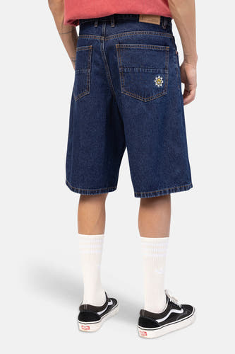 Donkerblauwe denim jeansshort van REDEFINED REBEL met geborduurde madelief op achterzak en leren patch.
