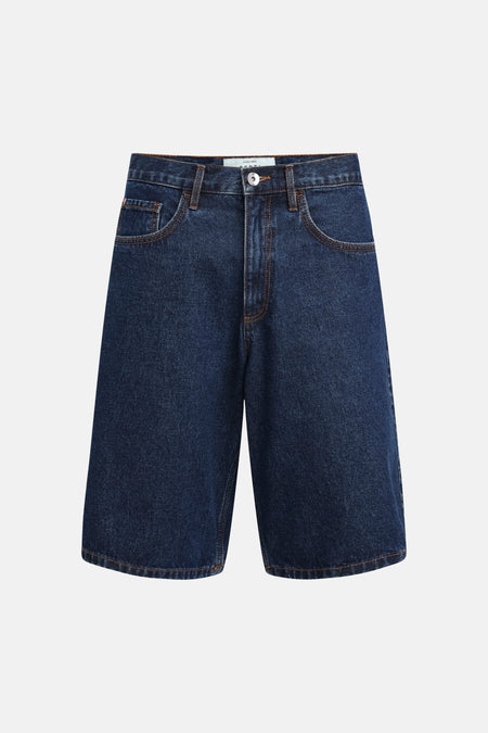 Donkerblauwe jeansshort van REDEFINED REBEL met oranje stiksels en knoopsluiting.