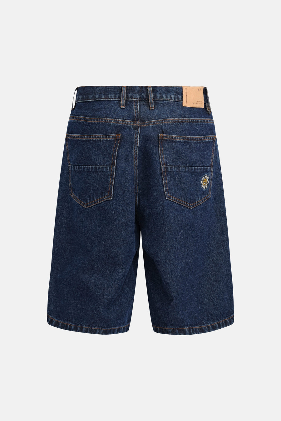 Short en jean bleu marine de REDEFINED REBEL, avec surpiqûres orange, un patch en cuir et une fleur brodée sur la poche arrière droite, vue arrière.