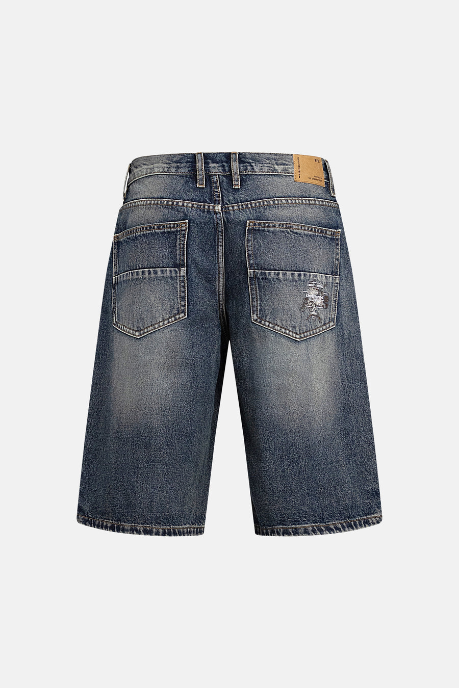 Blauwe mid-lengte jeansshort van REDEFINED REBEL, achterzijde met verweerde look en logo-patch op rechterzak