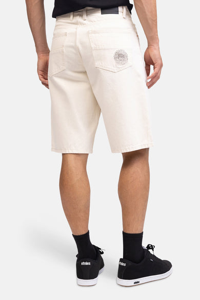 Ecru jeansshort van REDEFINED REBEL met geborduurde zonnebloem op de rechter achterzak en zwart leren label op de tailleband, van achteren gezien.