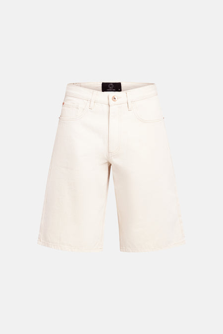 Short écru de REDEFINED REBEL avec jambes larges, fermeture à boutons et étiquette de marque.