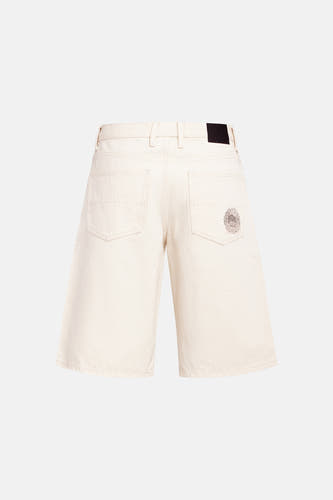 Ecru jeansshort van REDEFINED REBEL, achteraanzicht, met geborduurde zonnebloem op de rechterachterzak en een zwart label op de tailleband.