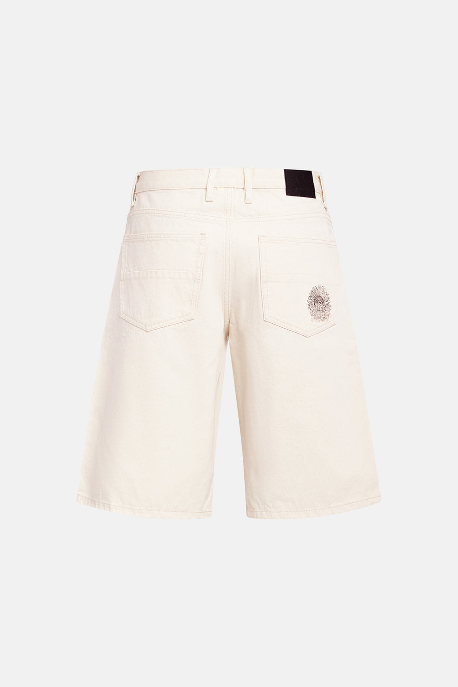 Ecru jeansshort van REDEFINED REBEL, achteraanzicht, met geborduurde zonnebloem op de rechterachterzak en een zwart label op de tailleband.