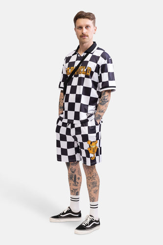 Een man in een zwart-wit geblokte outfit met Garfield, staand.