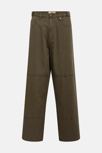 Groene broek van REDEFINED REBEL, met verstevigde kniestukken en zakken aan de voorzijde.