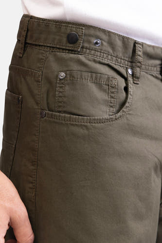 Groene broek van REDEFINED REBEL, met steekzak en subtiele stiksels.