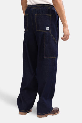 Donkerblauwe wijde jeans van REDEFINED REBEL, met gele stiksels en een elastische tailleband.